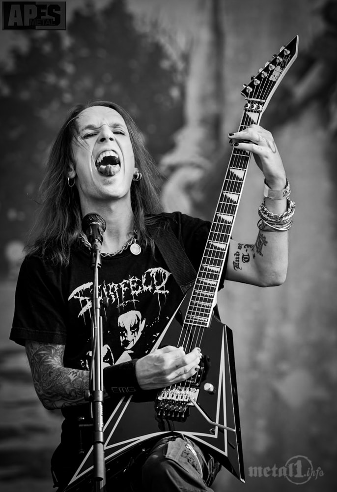Alexi Laiho vom CHILDREN OF BODOM live mit Gitarre.