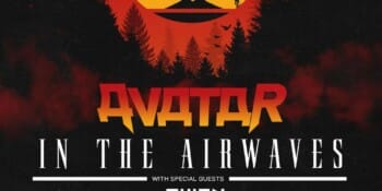 Ein Poster für die „Avatar: In the Airwaves“-Tour. Es zeigt ein großes, rundes, orange-schwarzes Emblem mit einem furchterregenden Gesicht, das in einem verschneiten Wald über Bäumen unter einem roten Himmel schwebt. Unter dem Emblem steht der Text „Avatar“ in großen, blockartigen Buchstaben, darunter „In the Airwaves“ und „with special guests“. Darunter werden die Namen der Vorgruppen „Witch Club Satan“, „Alien Weaponry“ und „Agabas“ in kleinerer Schrift angezeigt. Im unteren Teil des Posters sind die Tourdaten in drei Spalten aufgelistet. Links befinden sich rote Punkte, die die Daten in Schweden, Finnland, Norwegen, Dänemark, Deutschland, Belgien und dem Vereinigten Königreich markieren. In der mittleren Spalte markieren rote Dreiecke die Daten im Vereinigten Königreich, den Niederlanden, Luxemburg, der Schweiz, Spanien und Frankreich. In der rechten Spalte markieren rote Punkte die Daten in Österreich, Deutschland, Frankreich, der Tschechischen Republik, Polen und Deutschland.