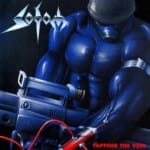 Metal-Albumcover von Tapping The Vein der Band Sodom: Eine muskulöse, fast unnatürlich kräftige Gestalt in einer Gasmaske und mit Helm hält eine große, futuristische Schusswaffe. In den massiven linken Unterarm ist eine Kanüle eingeführt, die über einen roten Schlauch mit einer Apparatur an der Waffe verbunden ist. Oben links befindet sich das stilisierte, silbrig-metallische Logo der Band ‚Sodom‘, und unten rechts steht in roter, serifenloser Schrift der Albumtitel ‚Tapping The Vein‘. Die gesamte Szenerie ist in dunklen Blau- und Schwarztönen gehalten und wirkt bedrohlich und industriell.